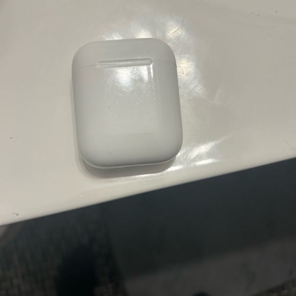 Pre-loved but thoroughly cleaned 2nd gen Apple AirPods - Picture 4 of 4